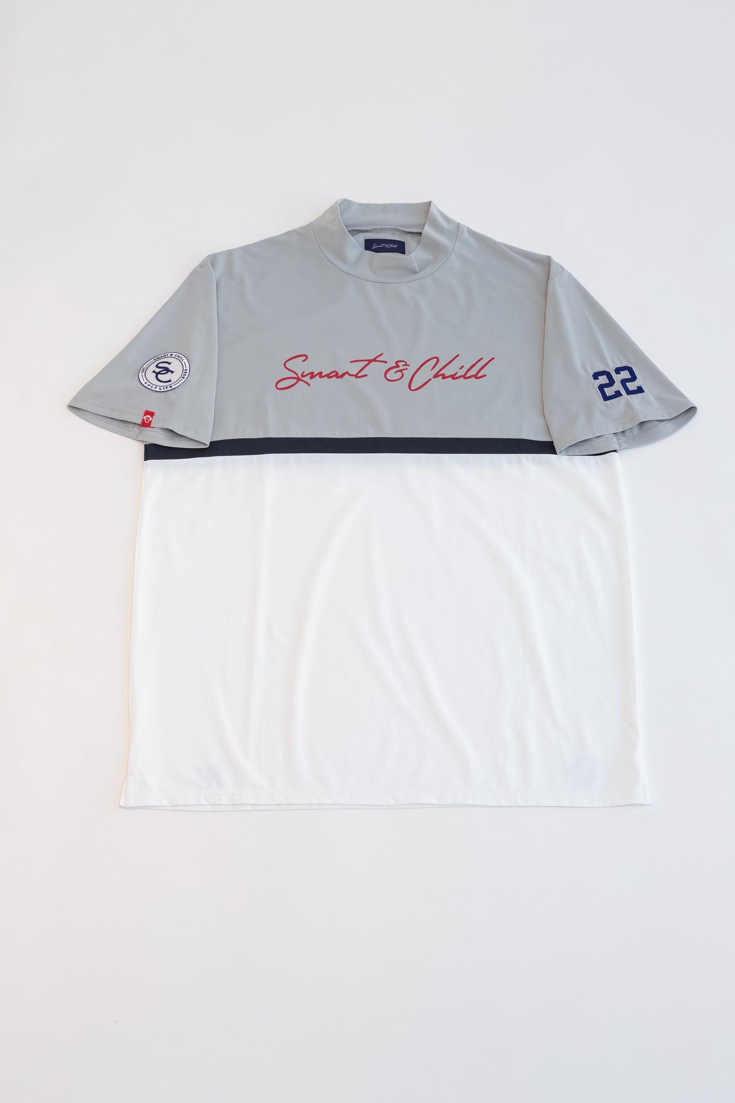 「スマート&チル」の「ハイパーテックモックネック切替Tシャツ」グレーです。