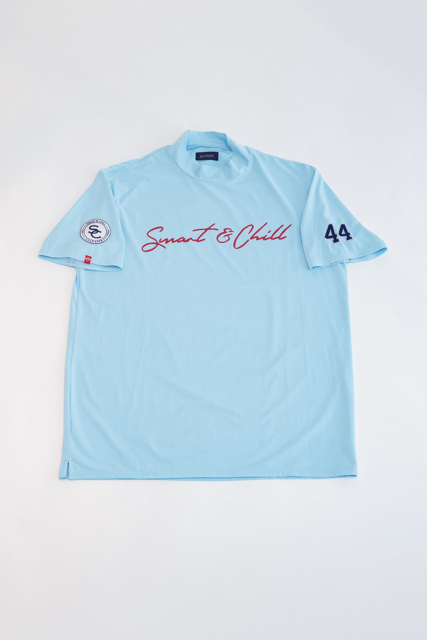 「スマート&チル」の「ハイパーテックモックネックTシャツ」サックスです。