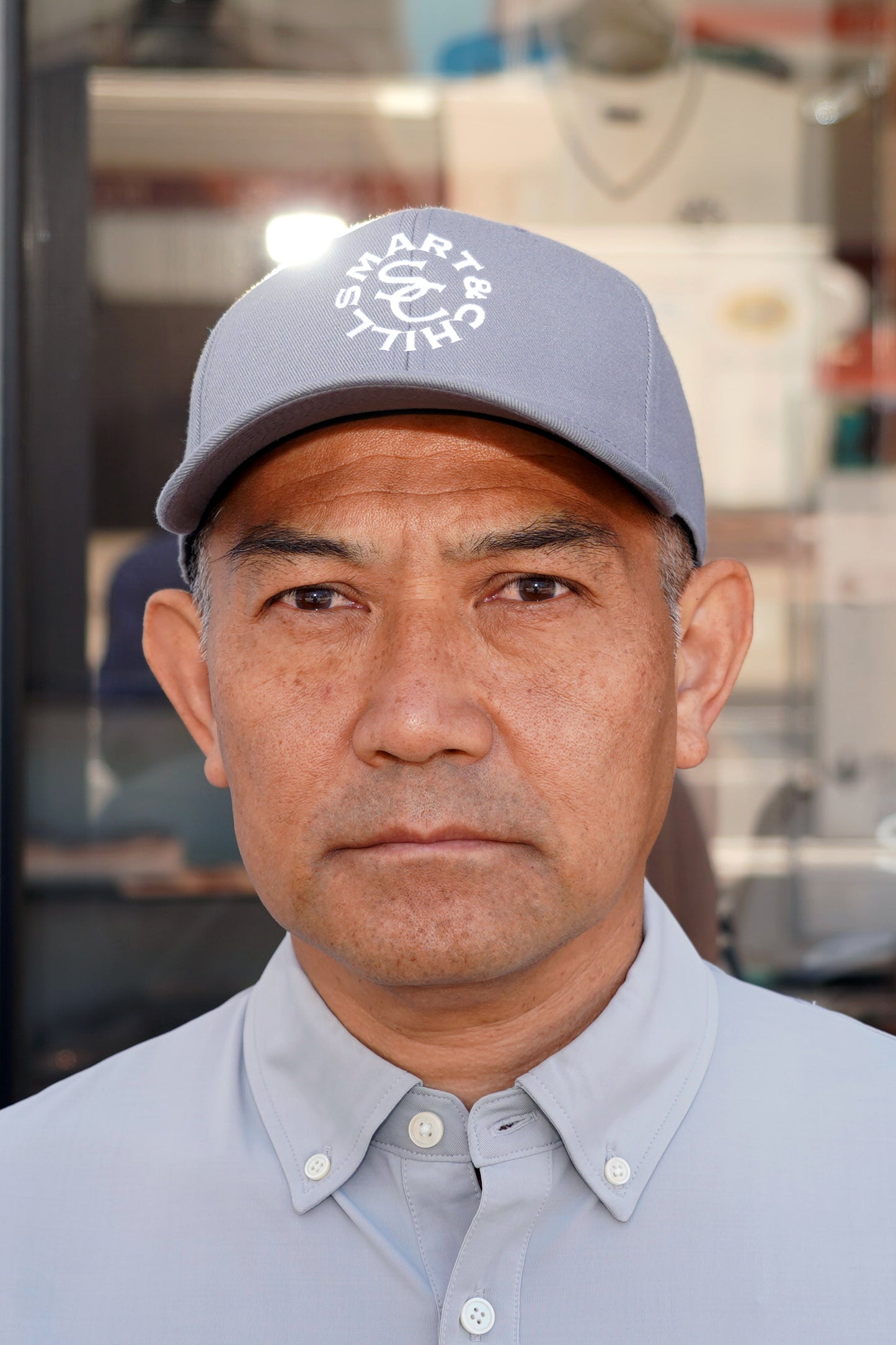 人気のラウンドロゴキャップグレーです。