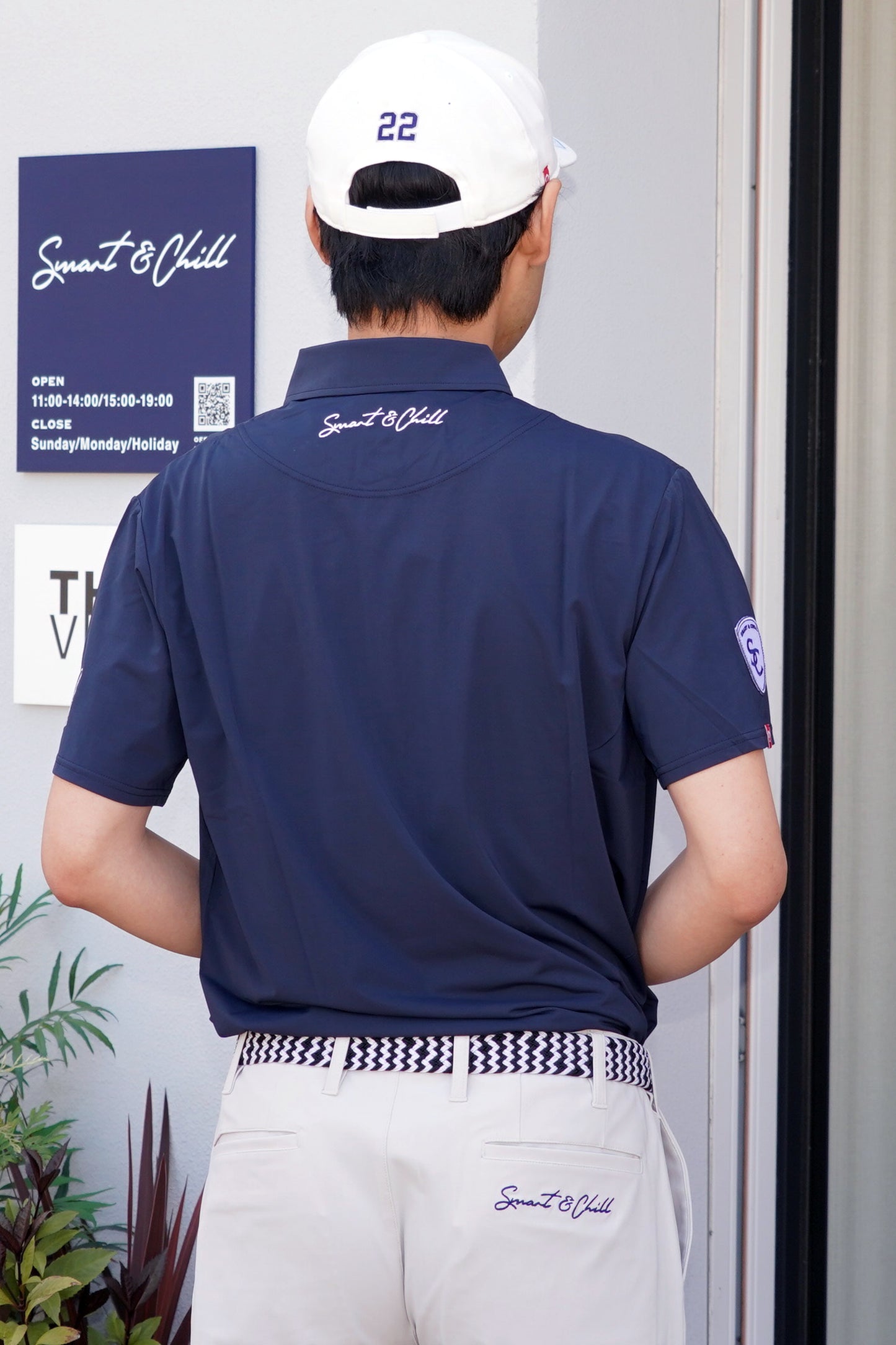 後ろ襟下にはSmart&Chillの刺繍が施されています。