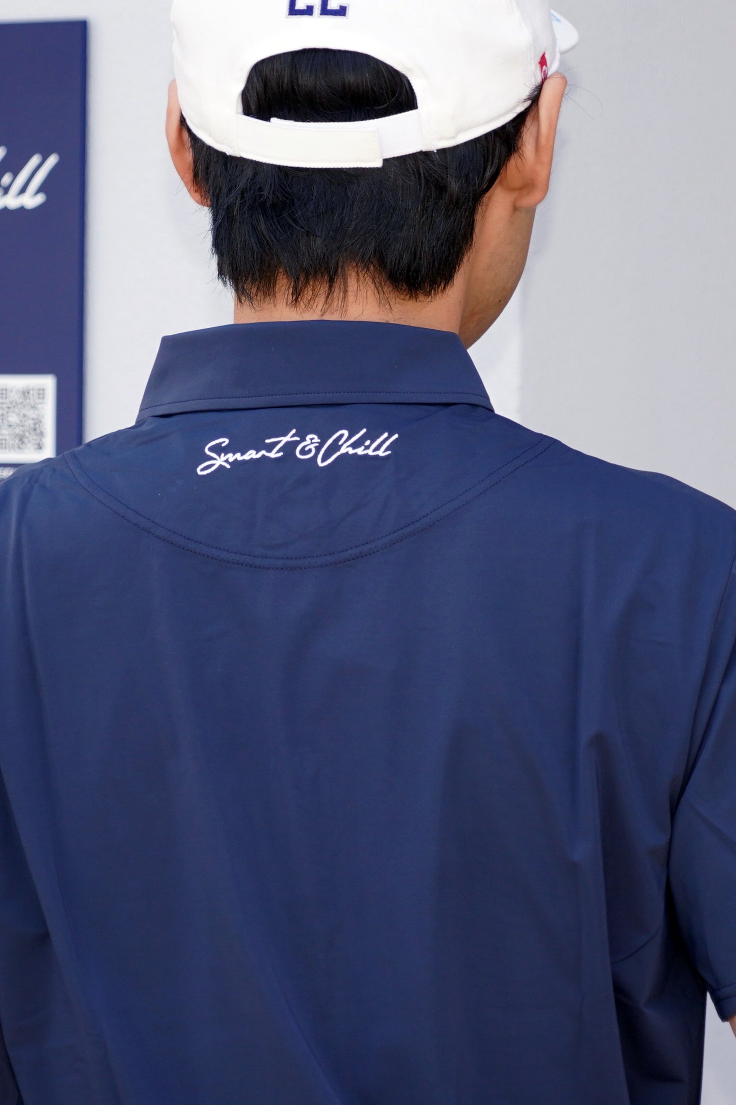 後ろ襟下にはSmart&Chillの刺繍が施されています。