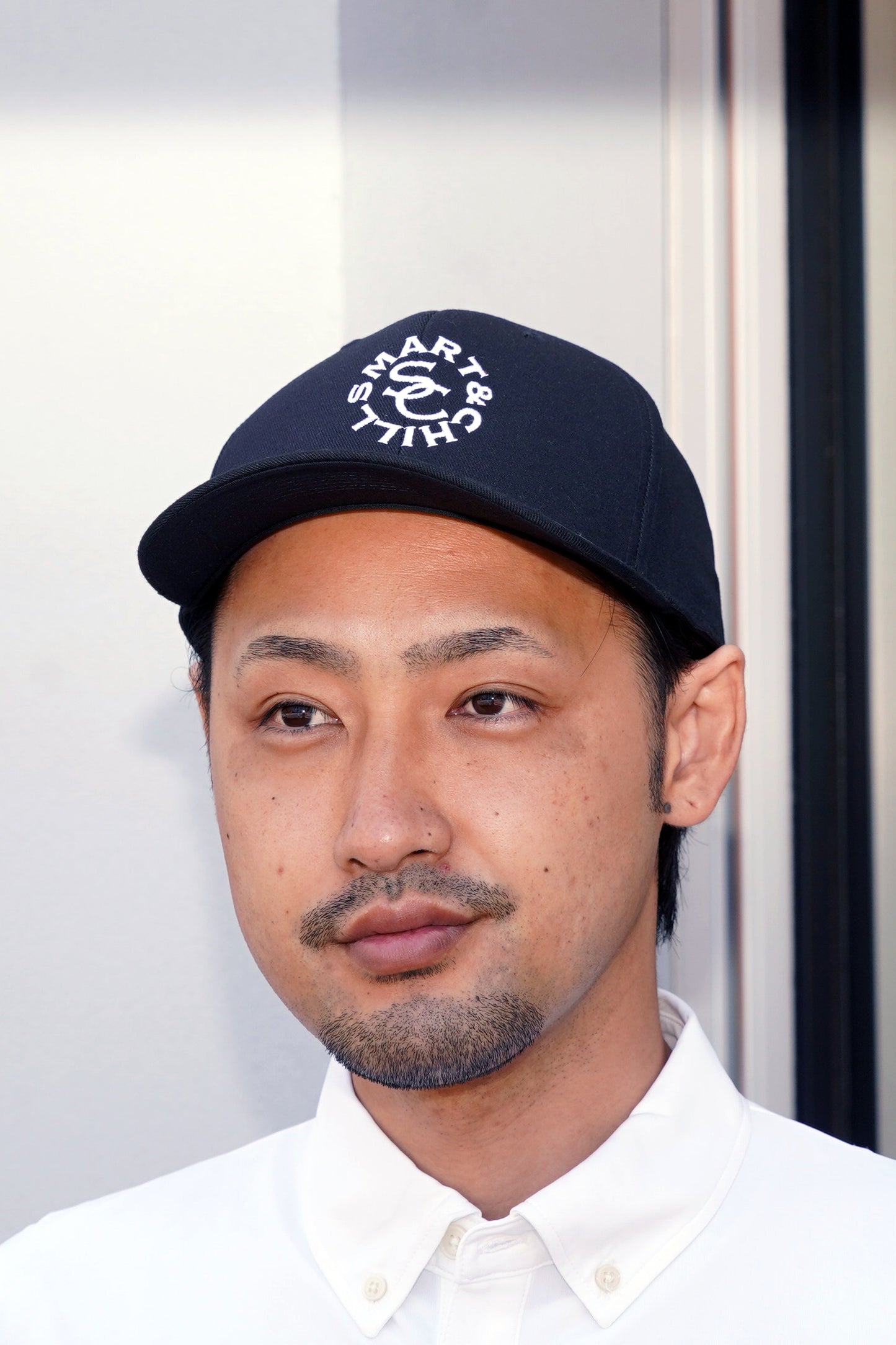 人気のラウンドロゴキャップブラックです。