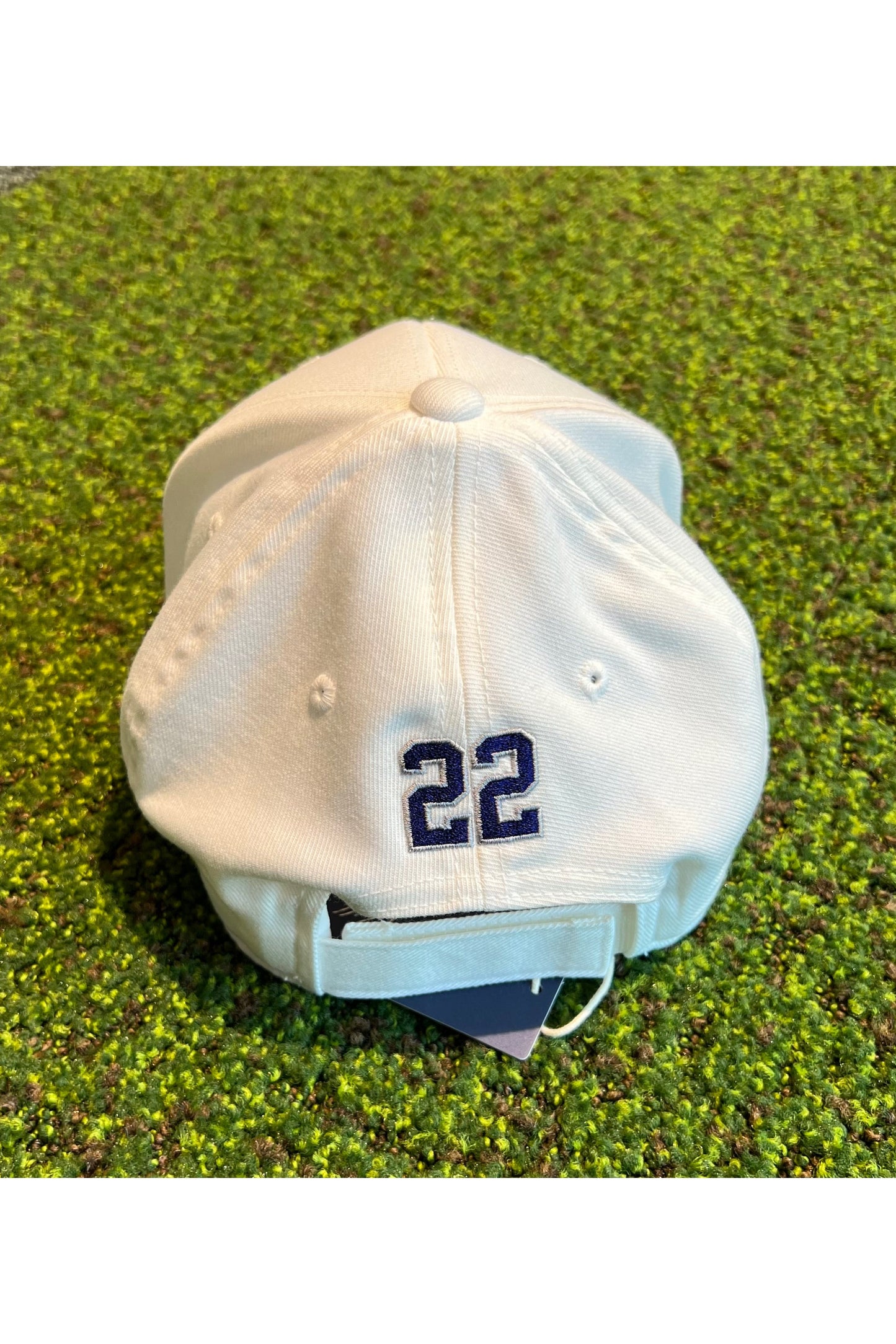 バックには「22」ナンバリング刺繍が施され、マジックテープが付いているので簡単に調節が可能です。