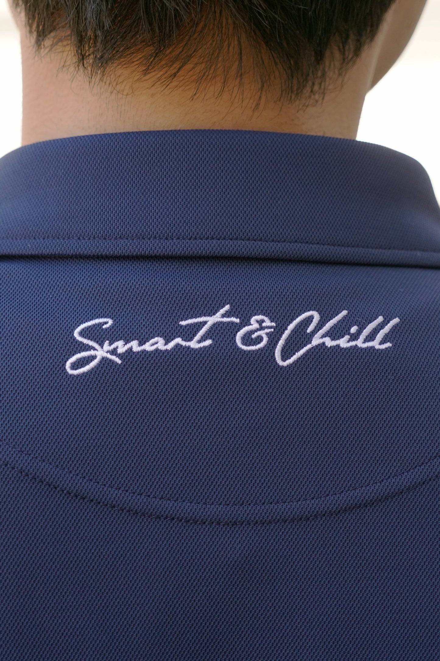 後ろ襟下にはSmart&Chillの刺繍が施されています。