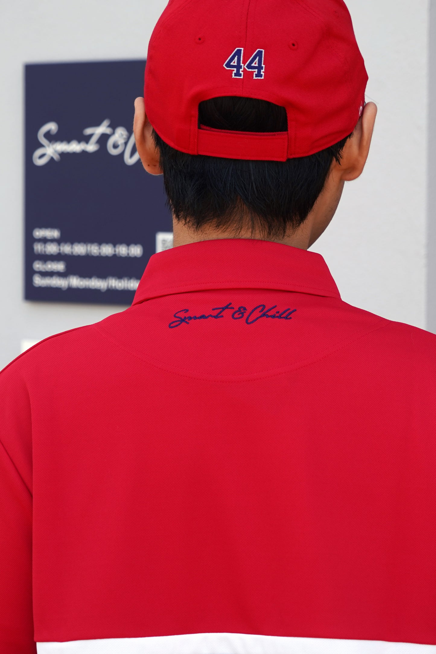 後ろ襟下にはSmart&Chillの刺繍が施されています。