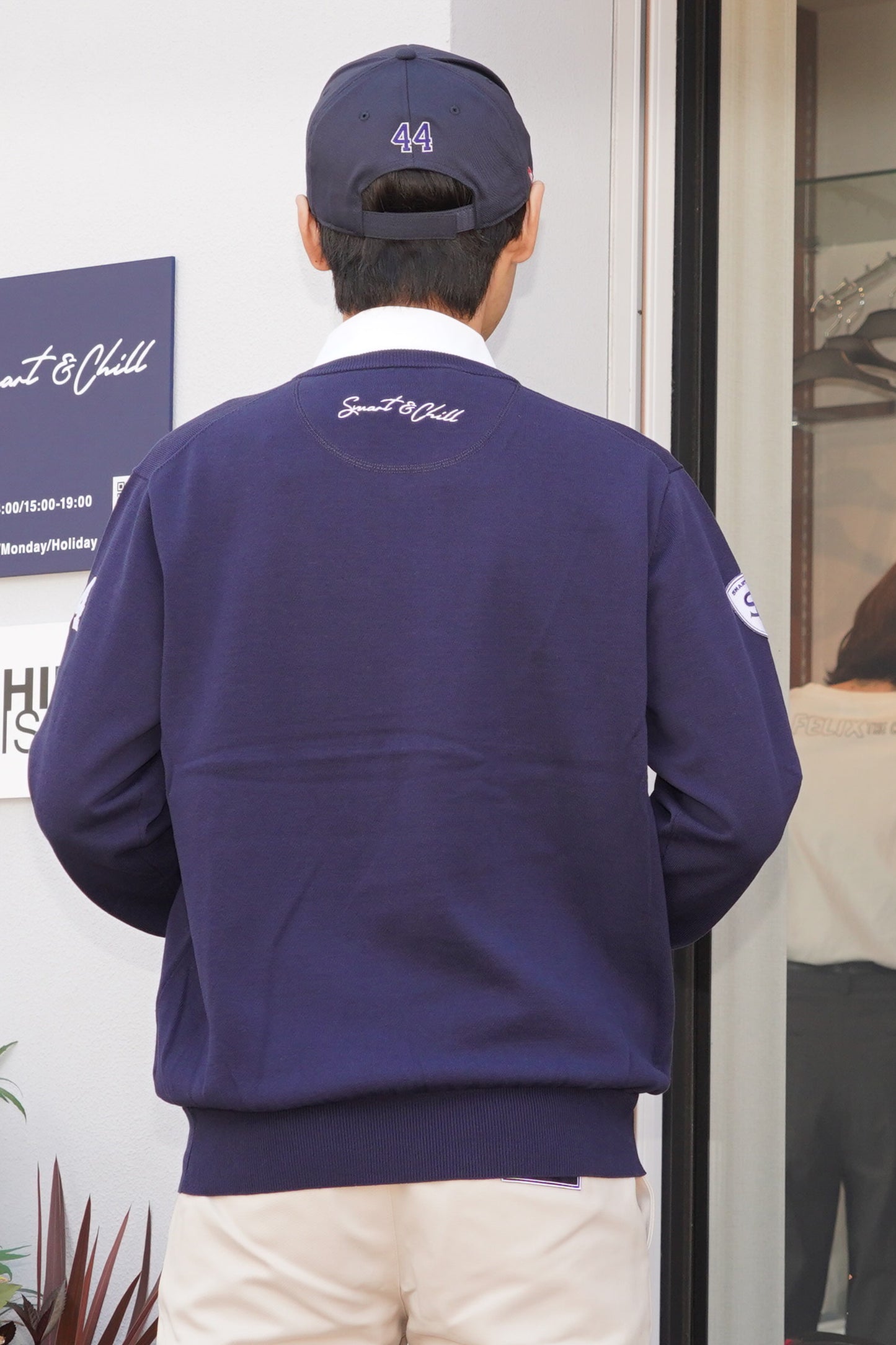 後襟下に「Smart&Chill」のロゴ刺繍を施しています