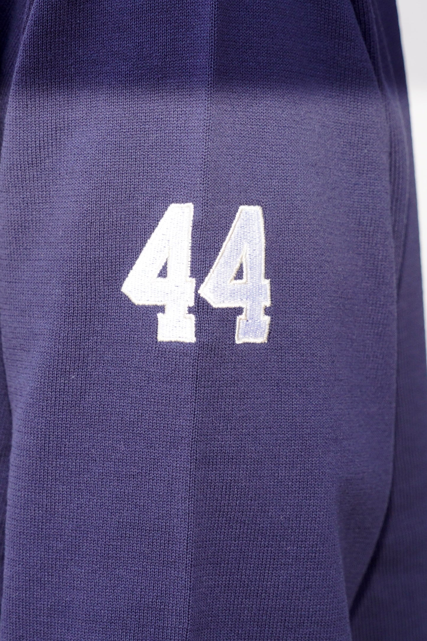 左袖には44のナンバリング刺繍が施されています。