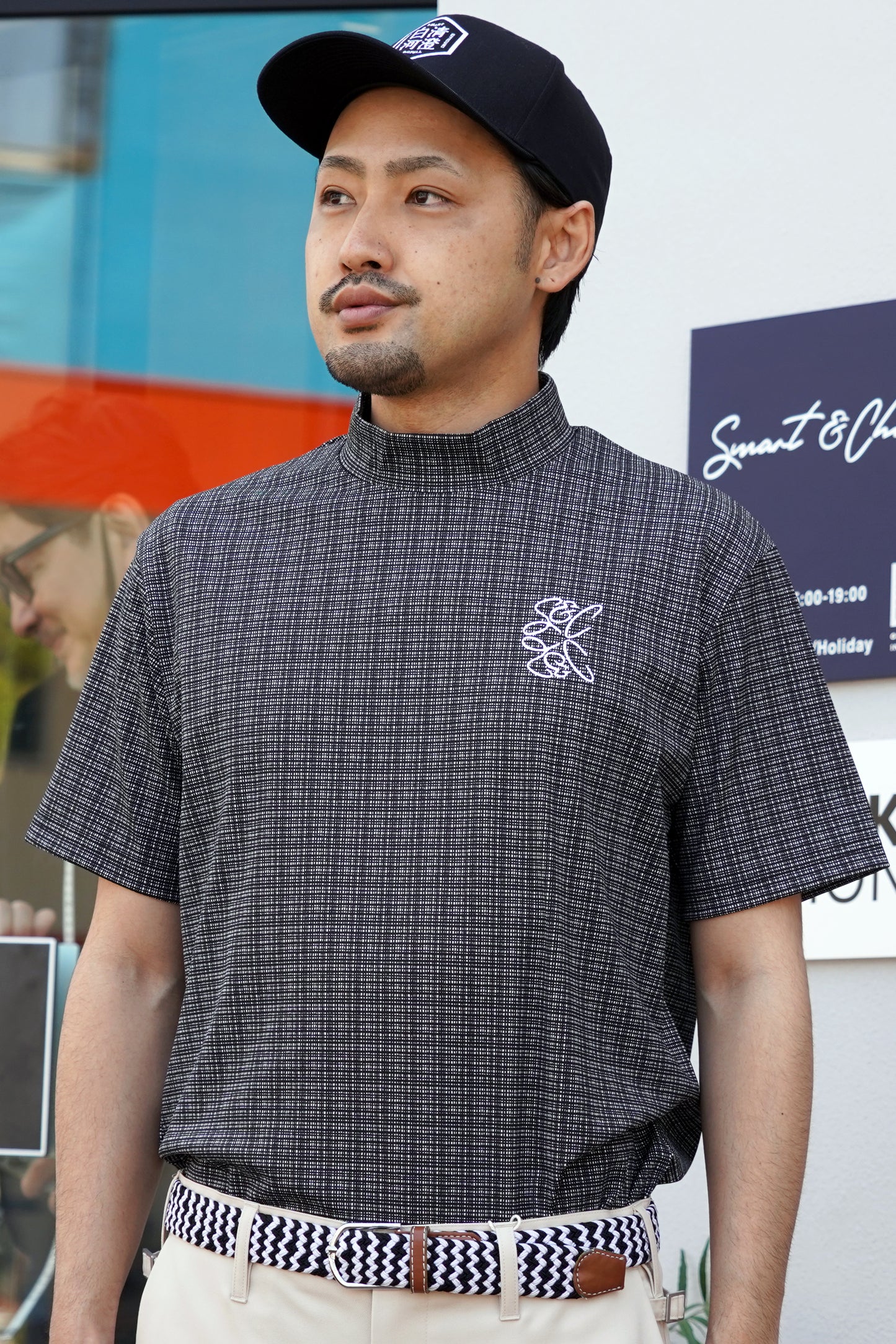 ブラックにホワイトの刺繍で洗練された印象を与えます。