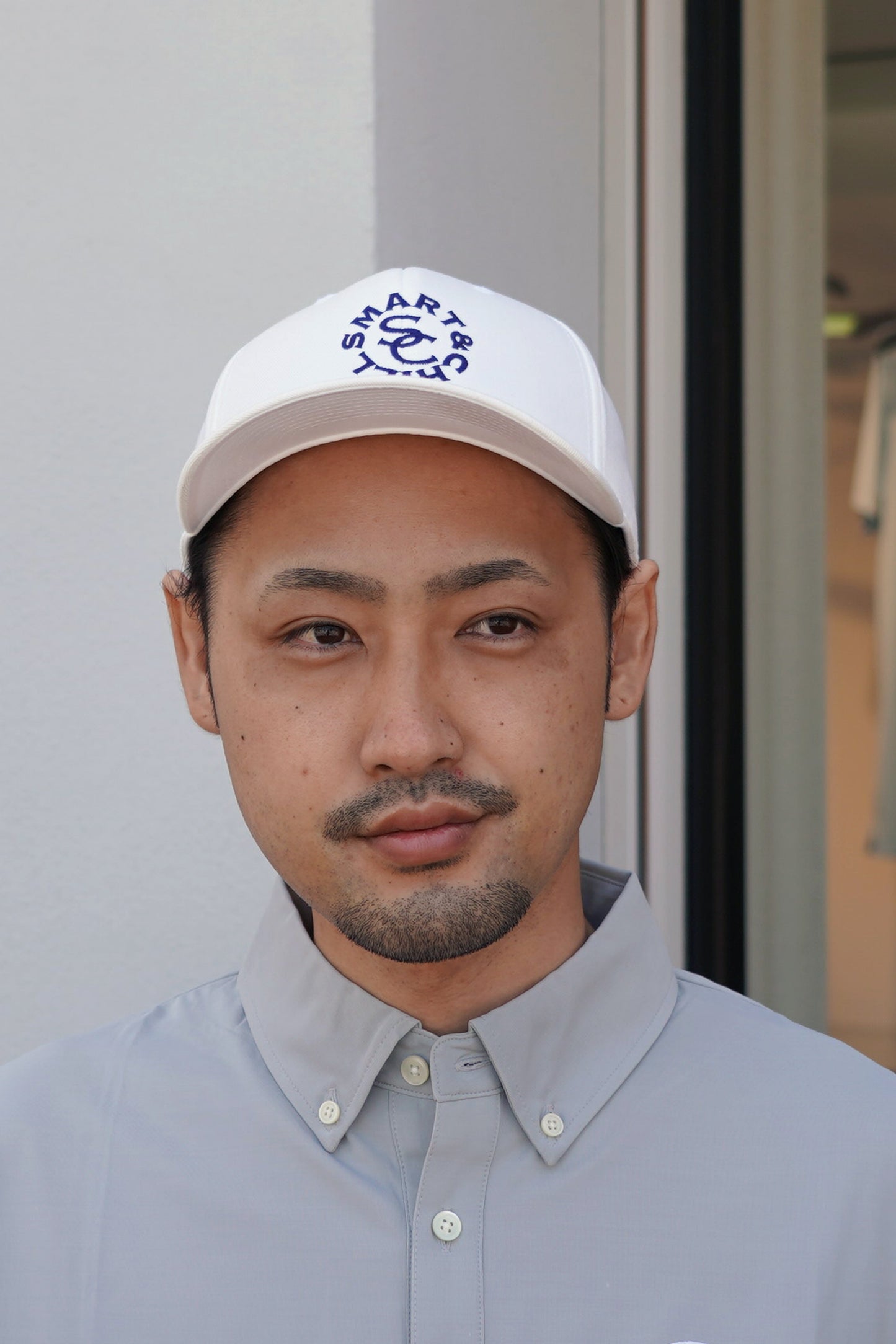 人気のラウンドロゴキャップホワイトです。