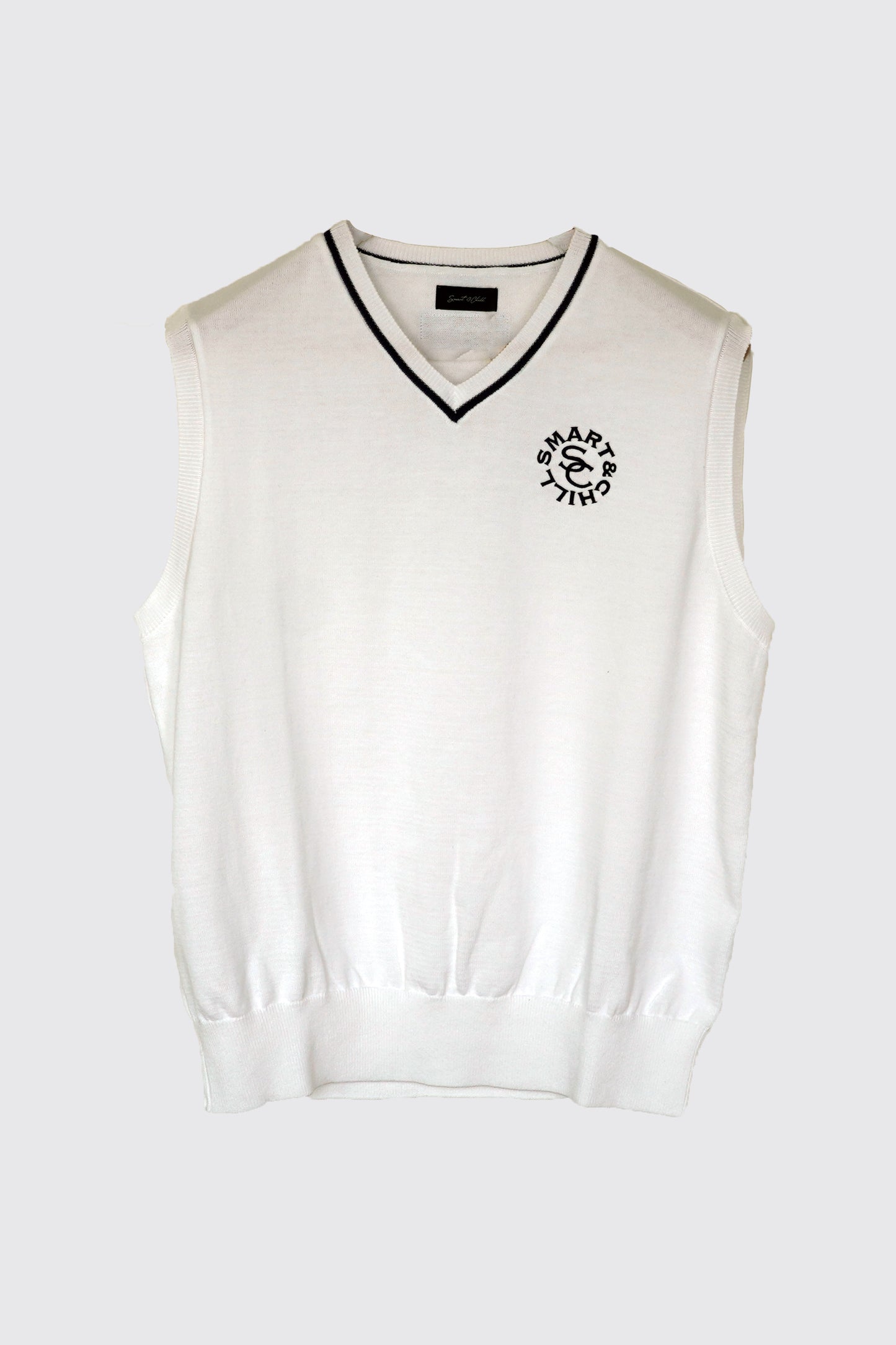 シンプルなデザインに、ネックラインの配色がポイントの上品な「クールマックスニットベスト」ホワイトです。