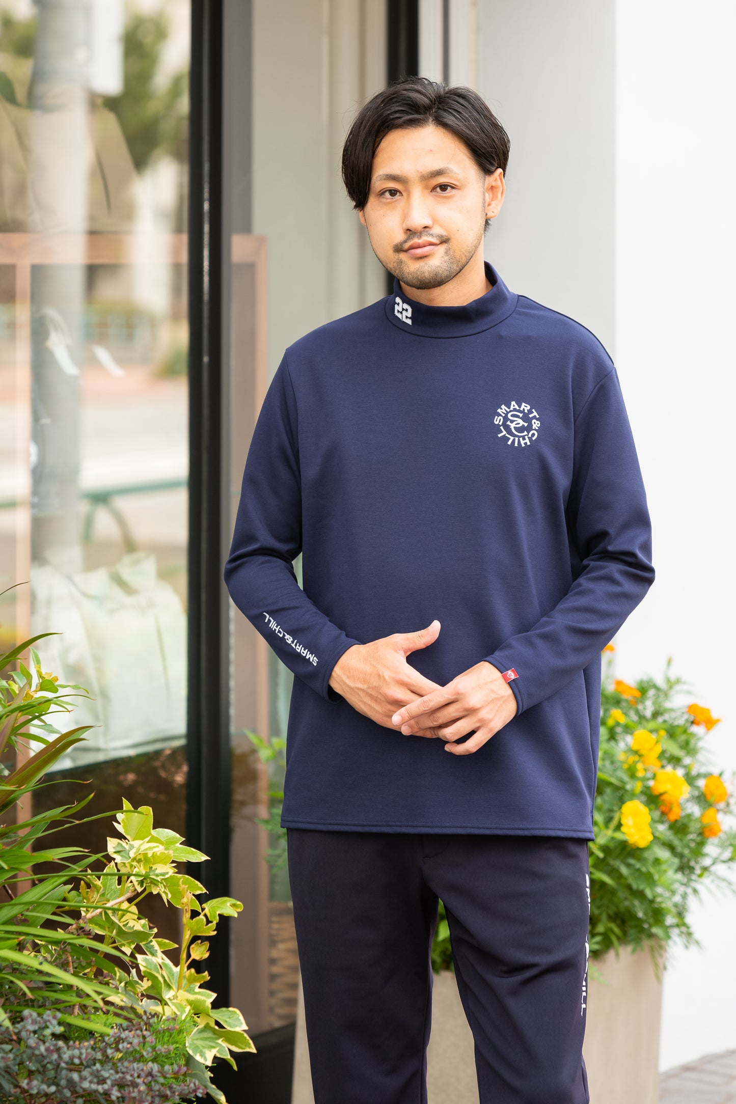 薄手でとても柔らかく、肌寒くなったらインナーとしても着用が可能な万能な一枚です。