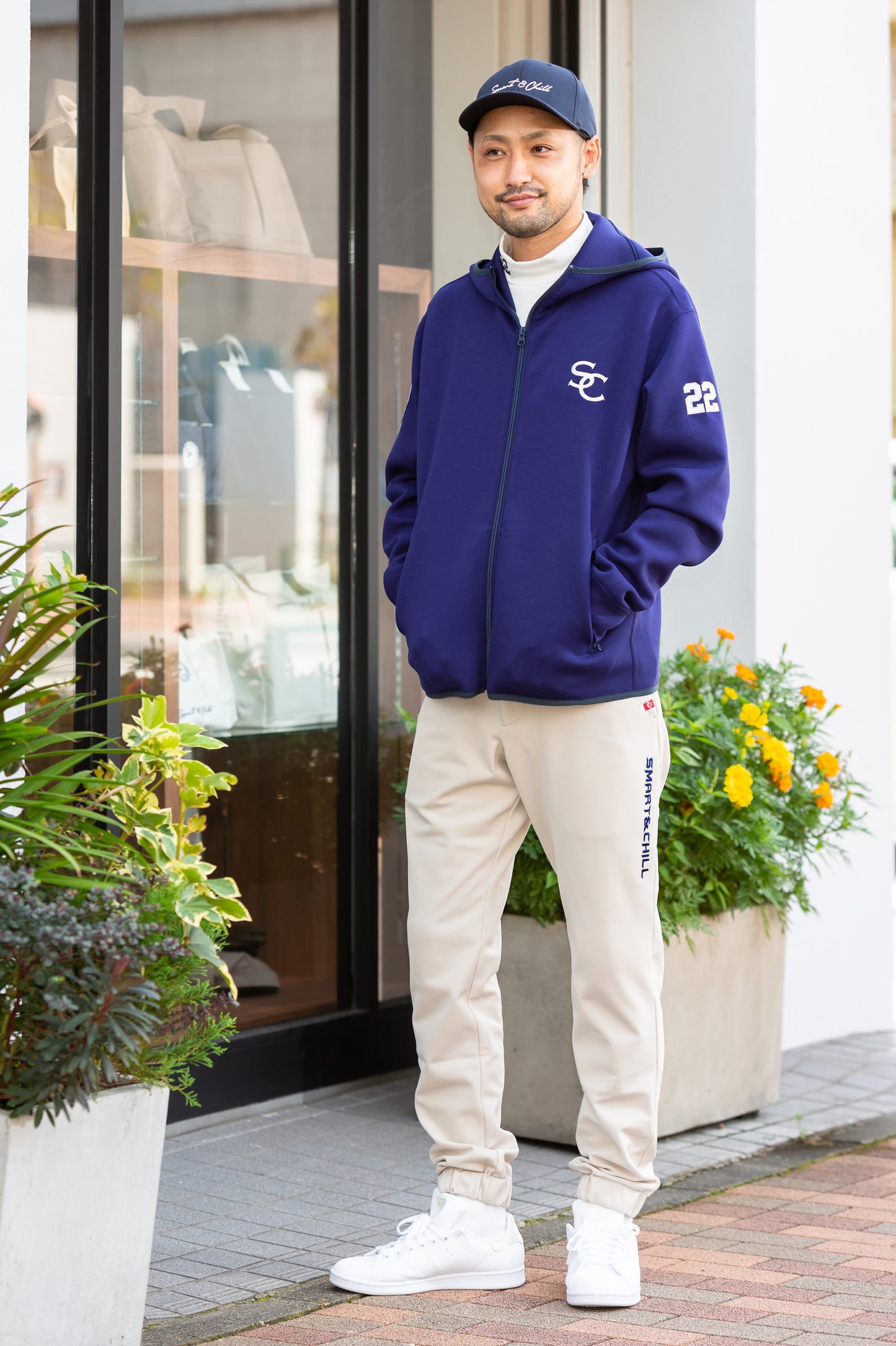 暖かさを追求したゴルフ用快適ストレッチパンツとネイビーを使ったコーディネートです。。