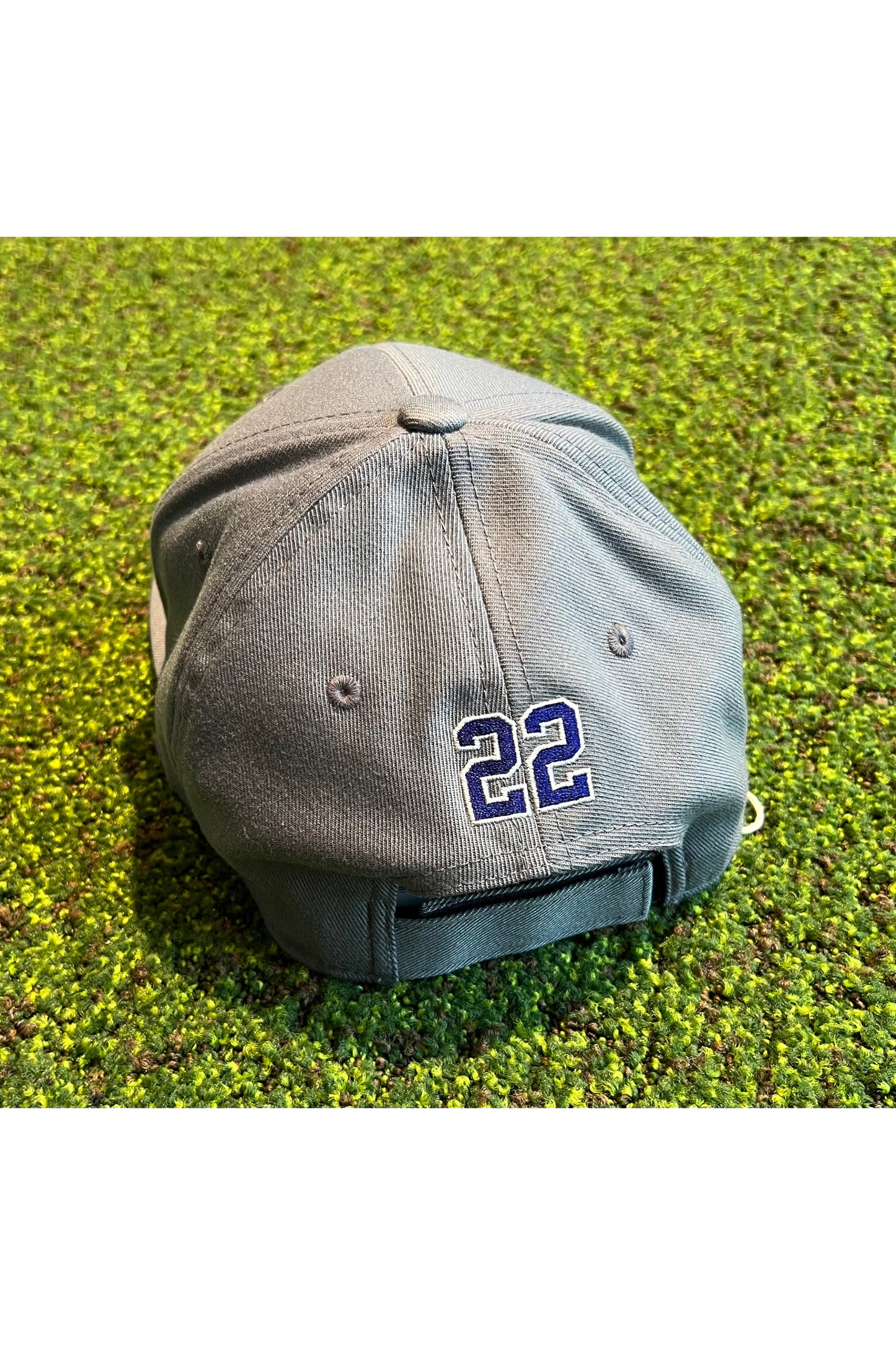 バックには「44」ナンバリング刺繍が施され、バックのマジックテープで簡単に調節が可能です。