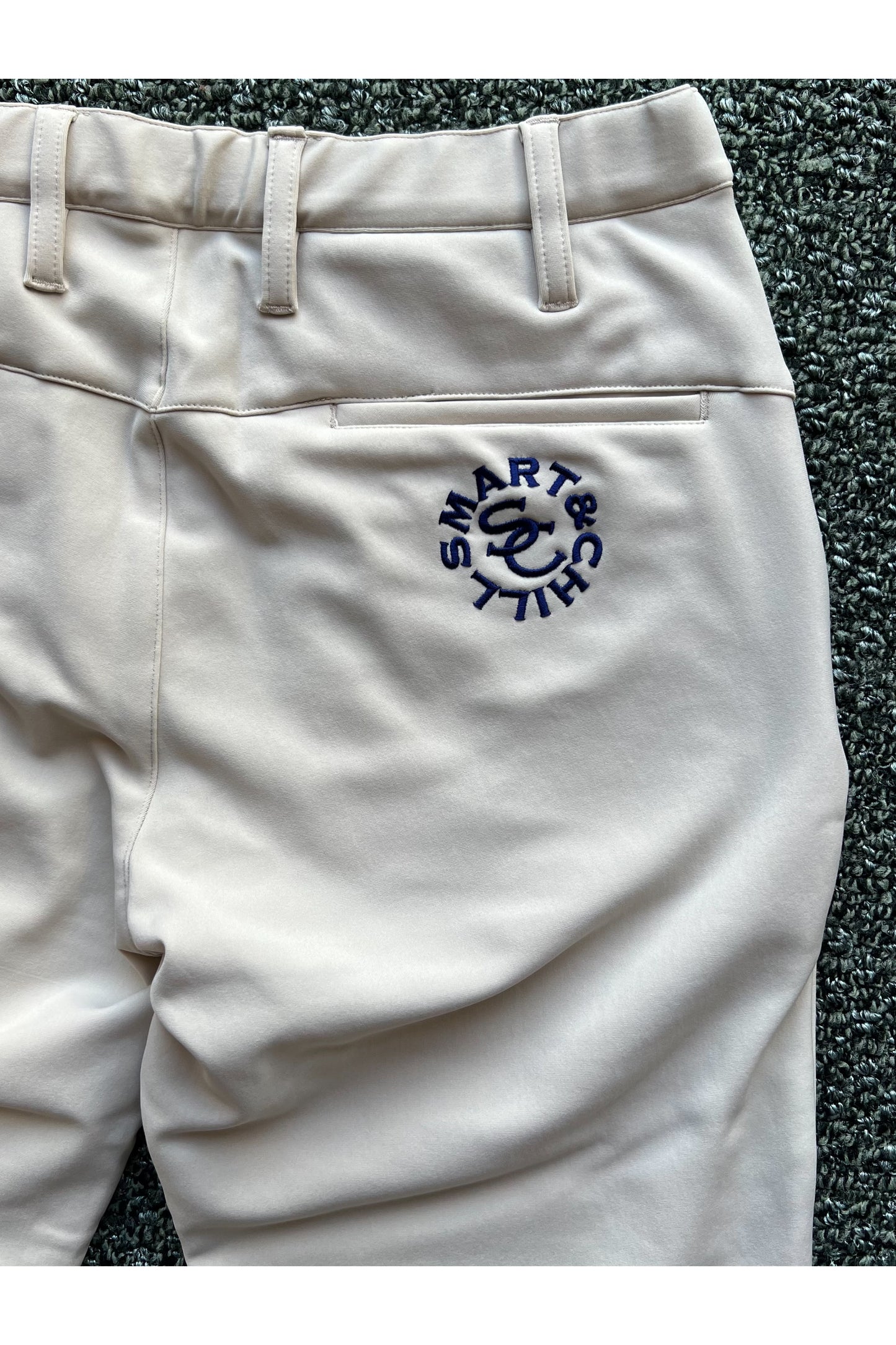 右後ポケットには「SMART&CHILL」の刺繍が施されています。