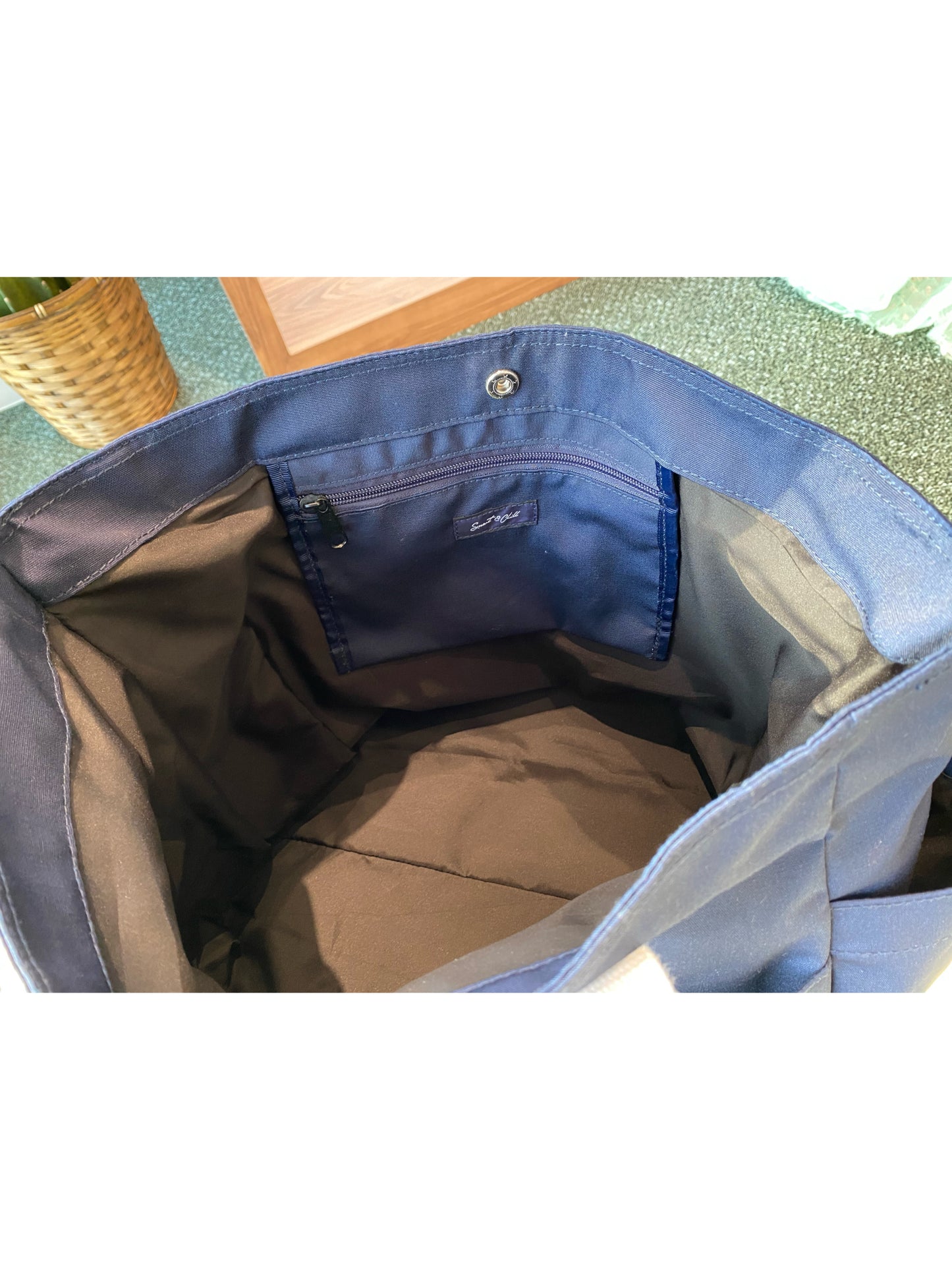 ゴルフ用ナイロントートバックは、5つのポケットがついているので、小さなもの、よく使うものを分けて収納することができます。