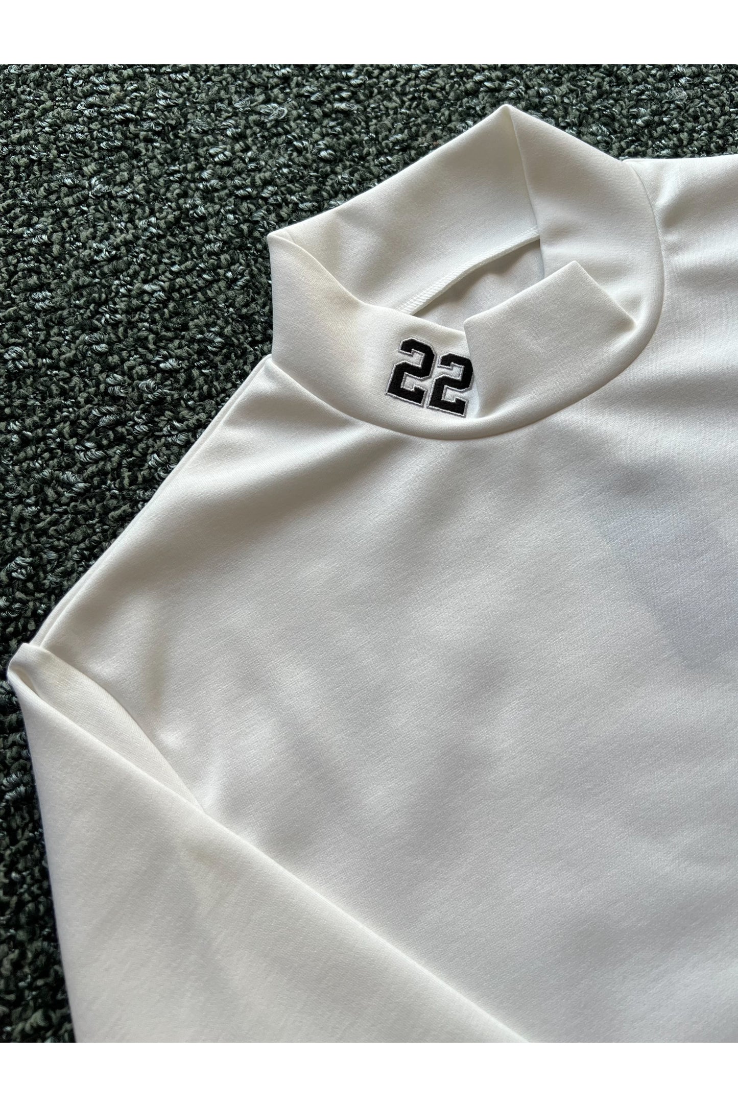 モックネック部分には「22」ナンバリング刺繍が施されています。