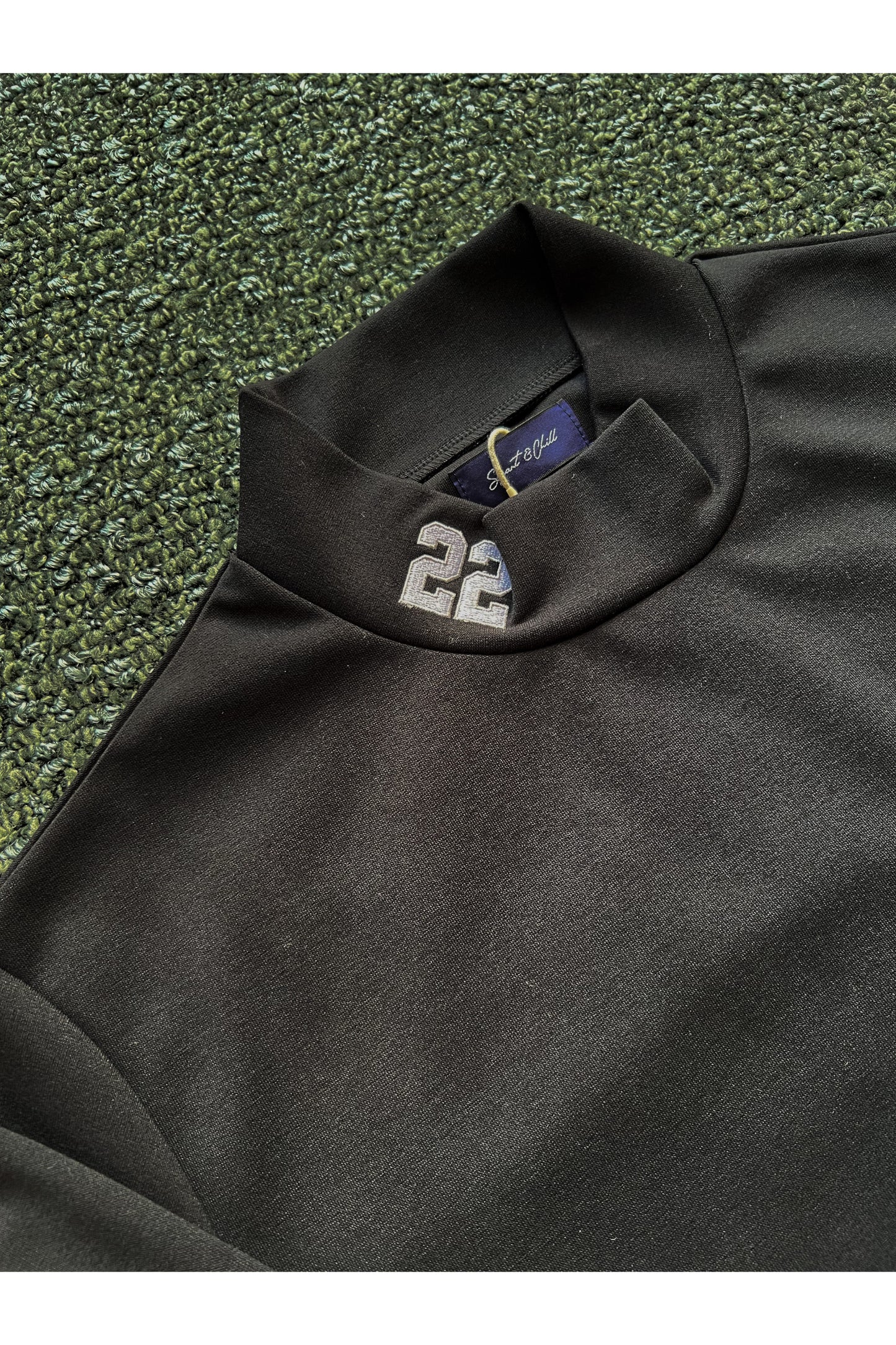 モックネック部分には「22」ナンバリング刺繍が施されています。