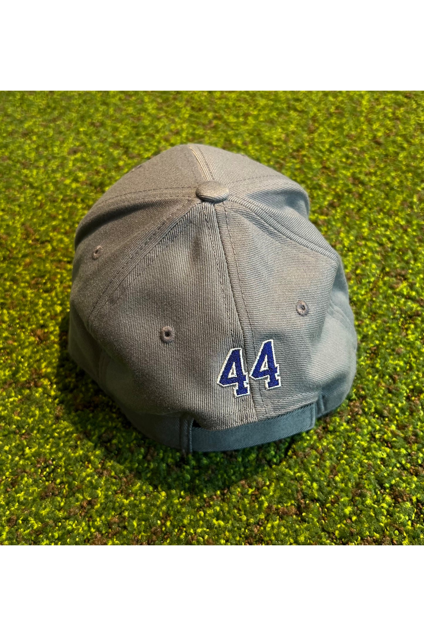 バックには「44」ナンバリング刺繍が施され、バックのマジックテープで簡単に調節が可能です