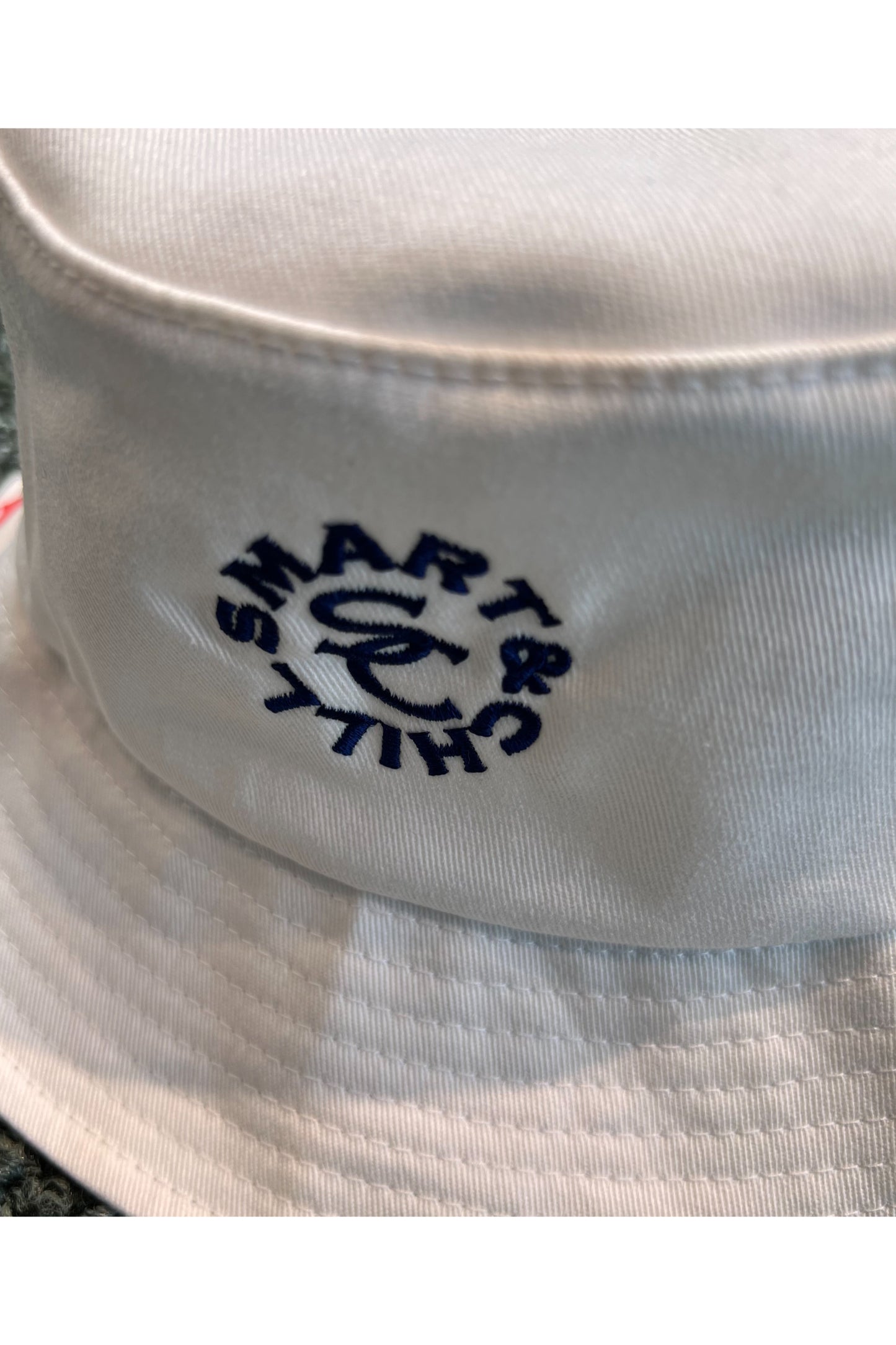 フロントのみに丸いSCマークが刺繍されたシンプルでスポーティなバケットハットです。
