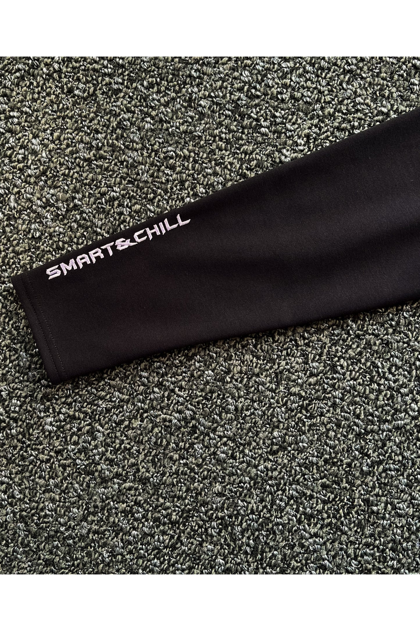 右袖には「SMART&CHILL」のロゴ刺繍が施されています。