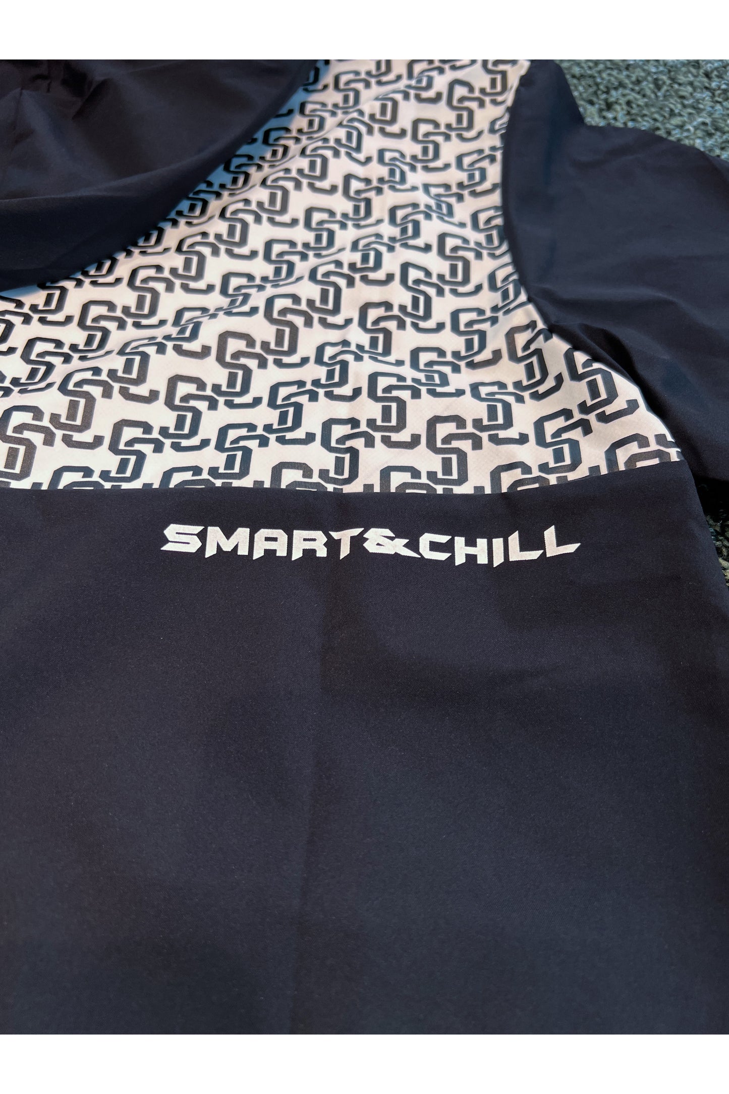 フロント切り替え部分には「SMART&CHILL」のロゴプリントが施されています。