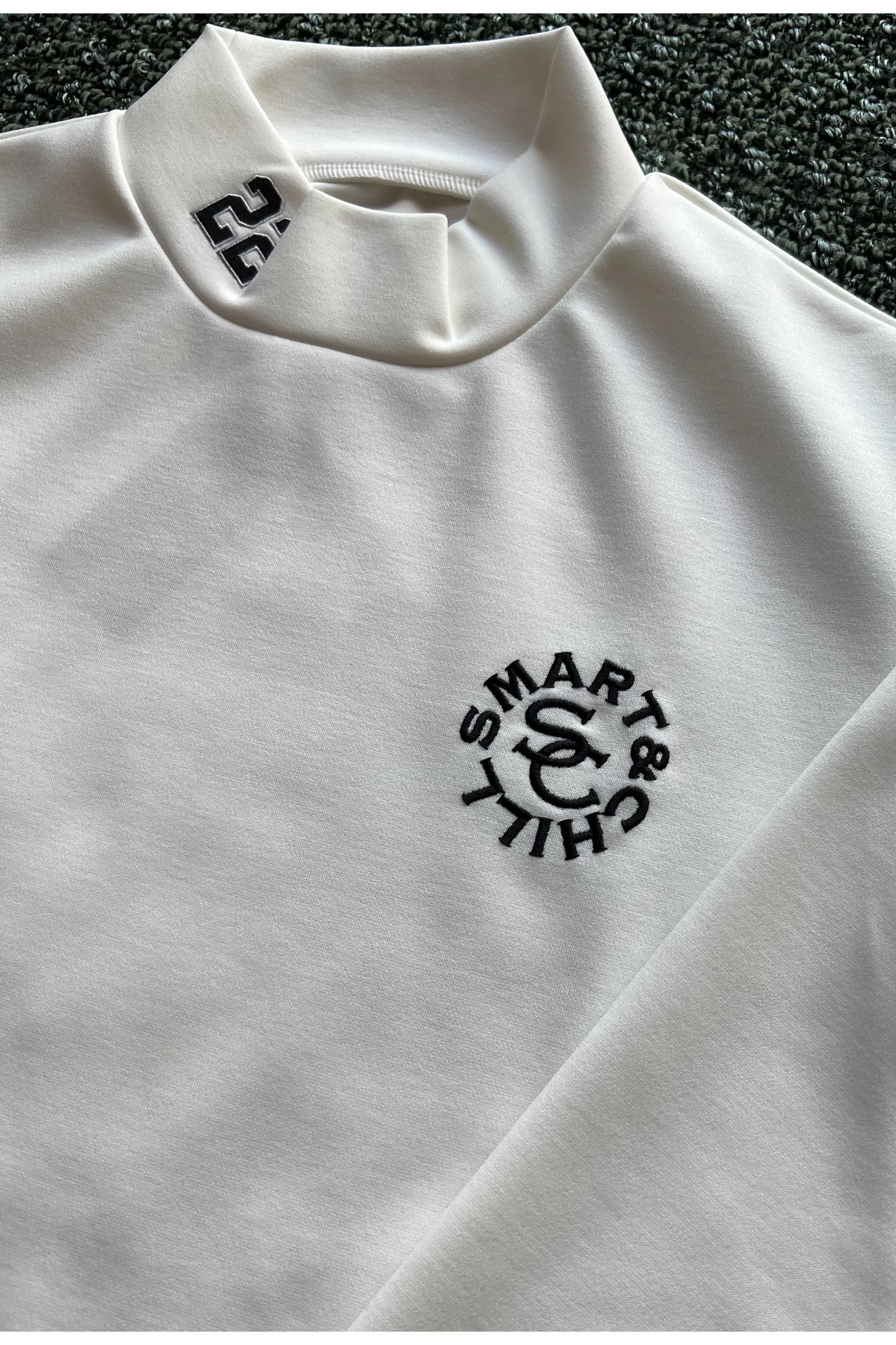 フロント左胸部分には、「SMART&CHILL」のロゴ刺繍が施されています。
