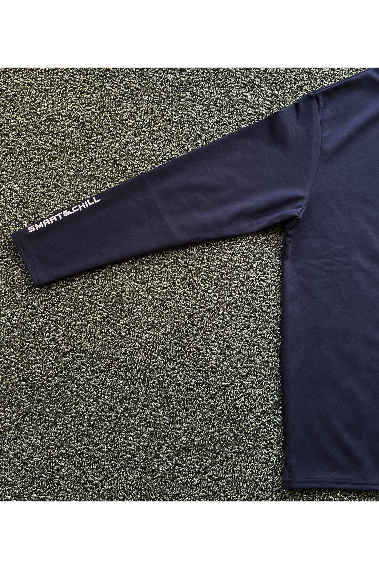 右袖には「SMART&CHILL」のロゴ刺繍が施されています。