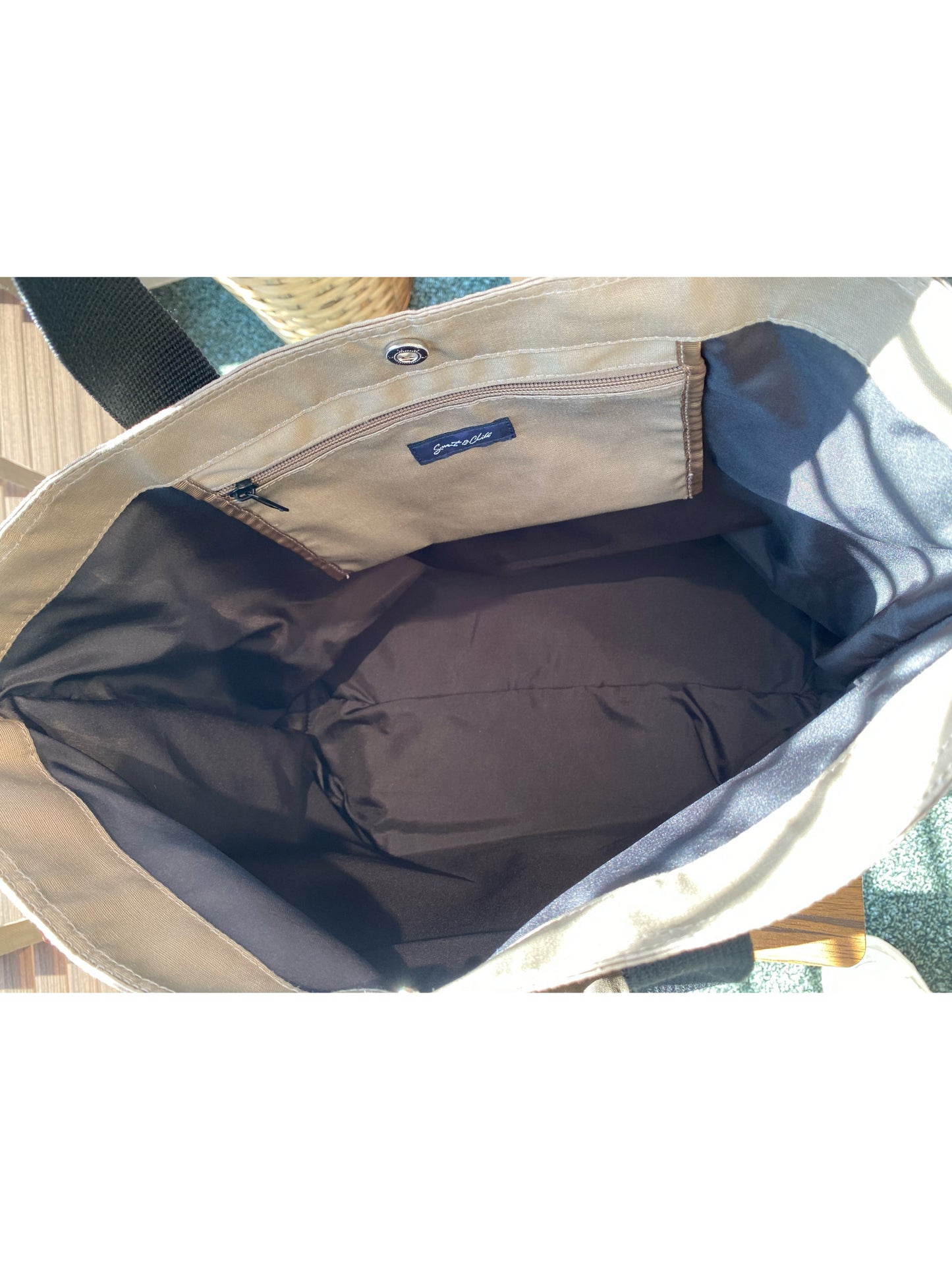 バッグは大容量、5つのポケットがついているので、小さなもの、よく使うものを分けて収納することができます。 サイドのポケットにはペットボトルやレーザー測定器、手前のポケットにはタオルや日焼け止めや手袋が収納できます。