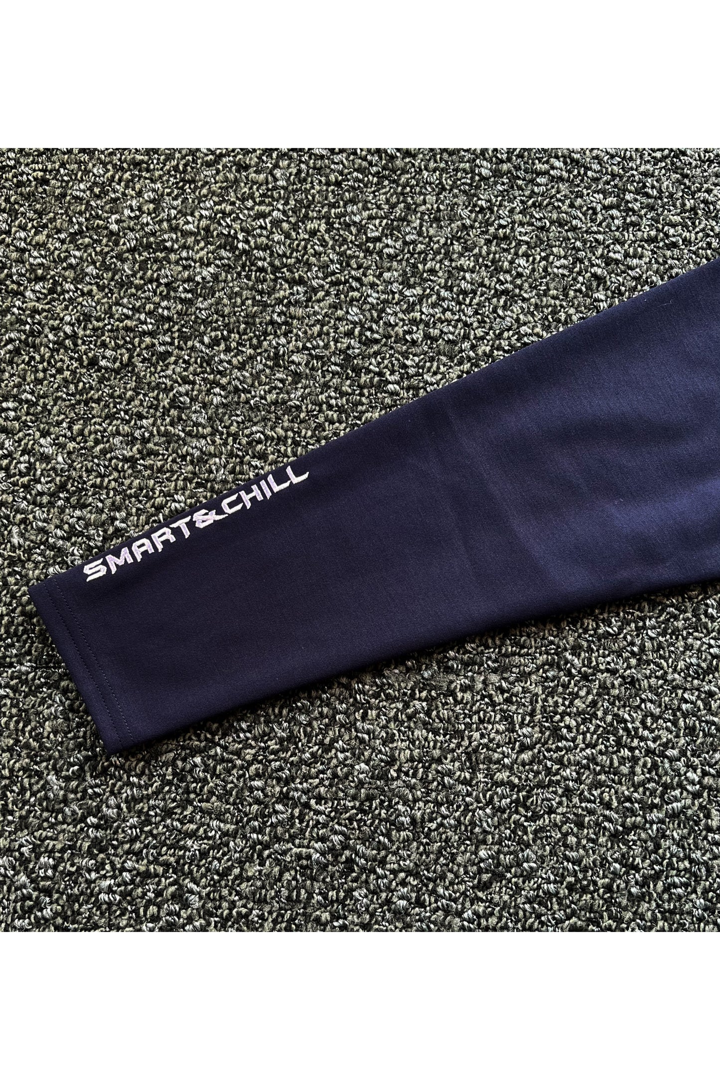 右袖には「SMART&CHILL」のロゴ刺繍が施されています。
