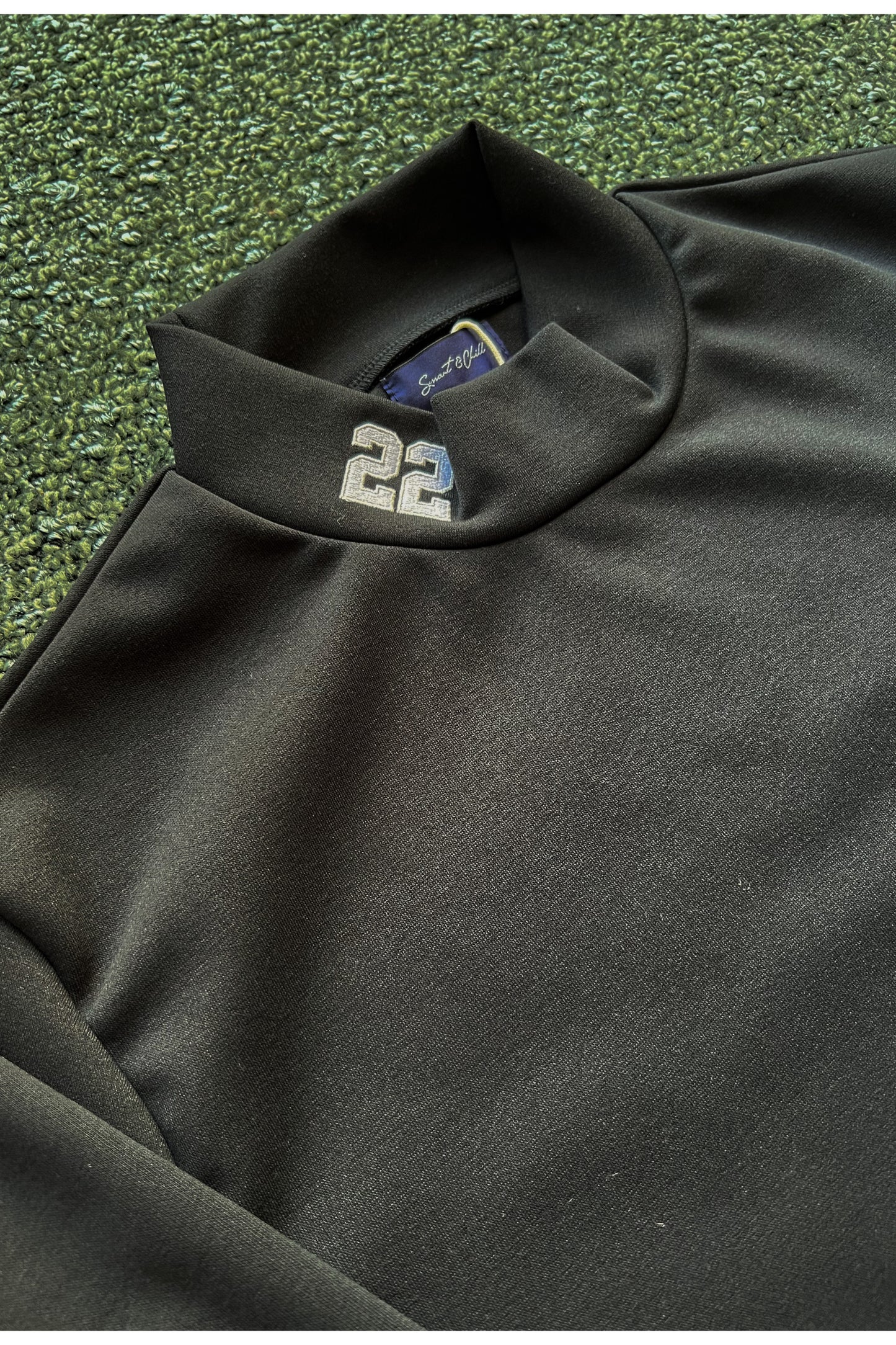 モックネック部分には「22」ナンバリング刺繍が施されています。