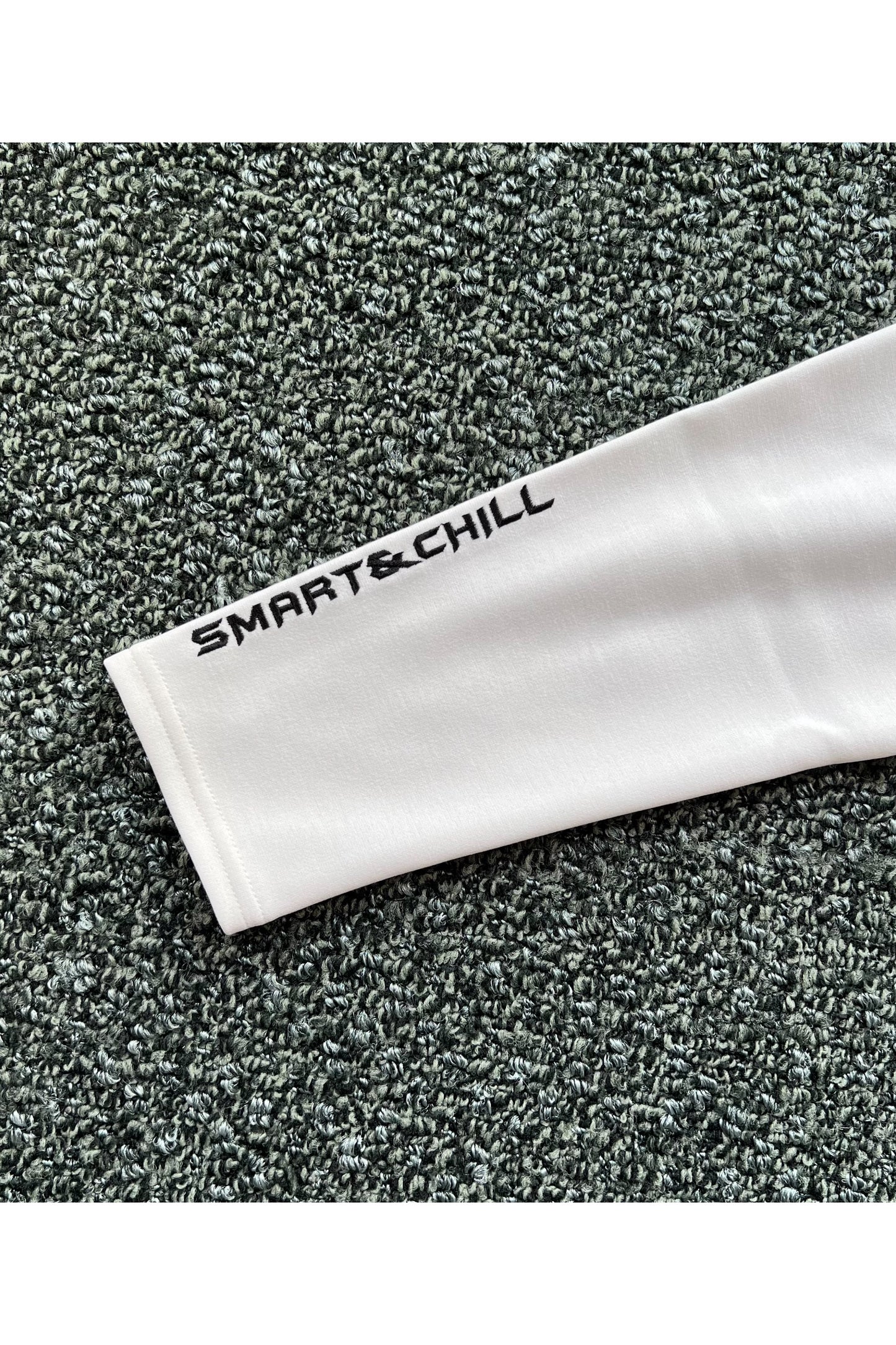 右袖には「SMART&CHILL」のロゴ刺繍が施されています。