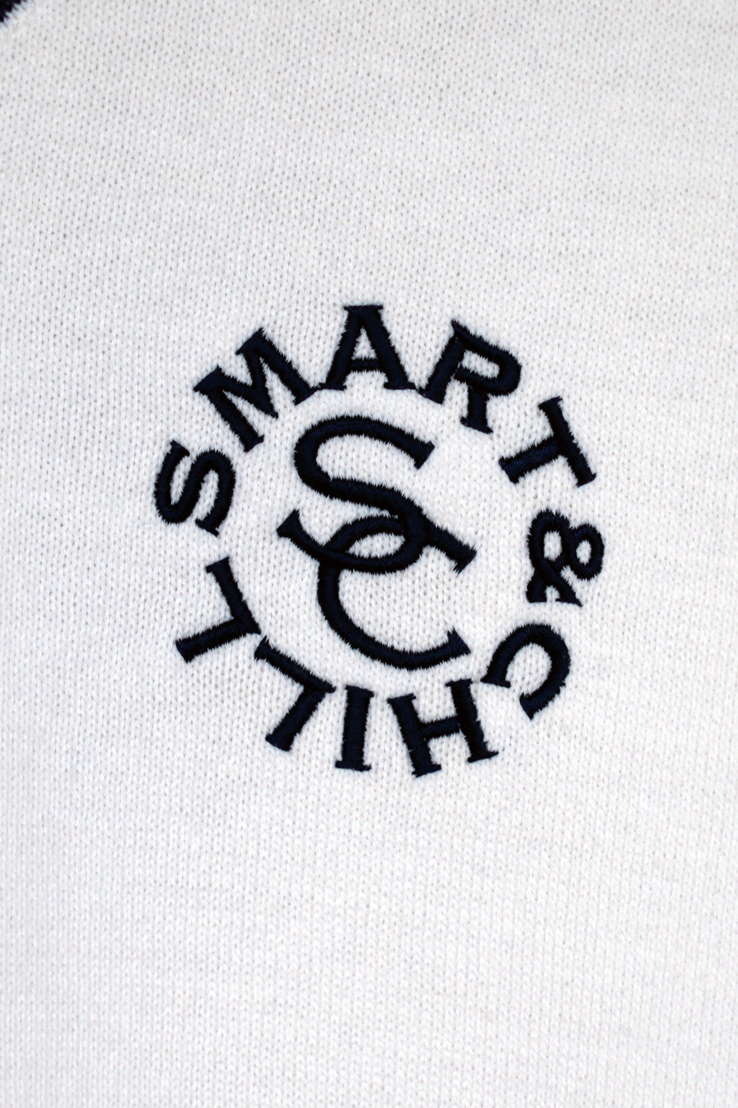 胸元にはラウンドロゴの刺繍が施されています。