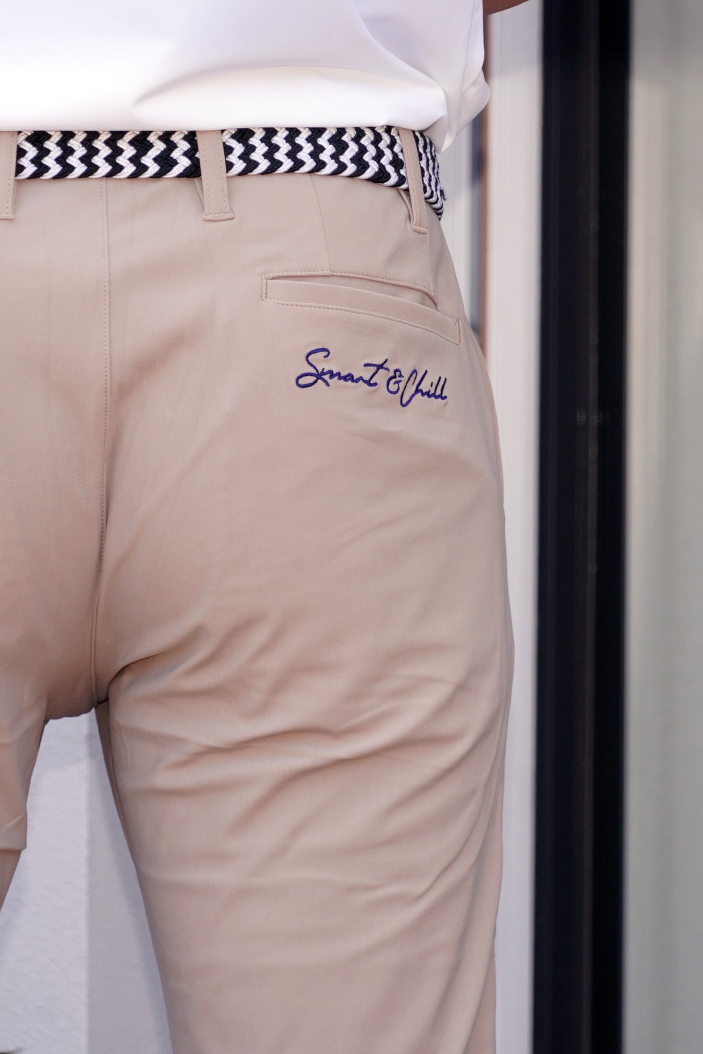 後ろポケットにはSmart&Chillの刺繍が施されています。