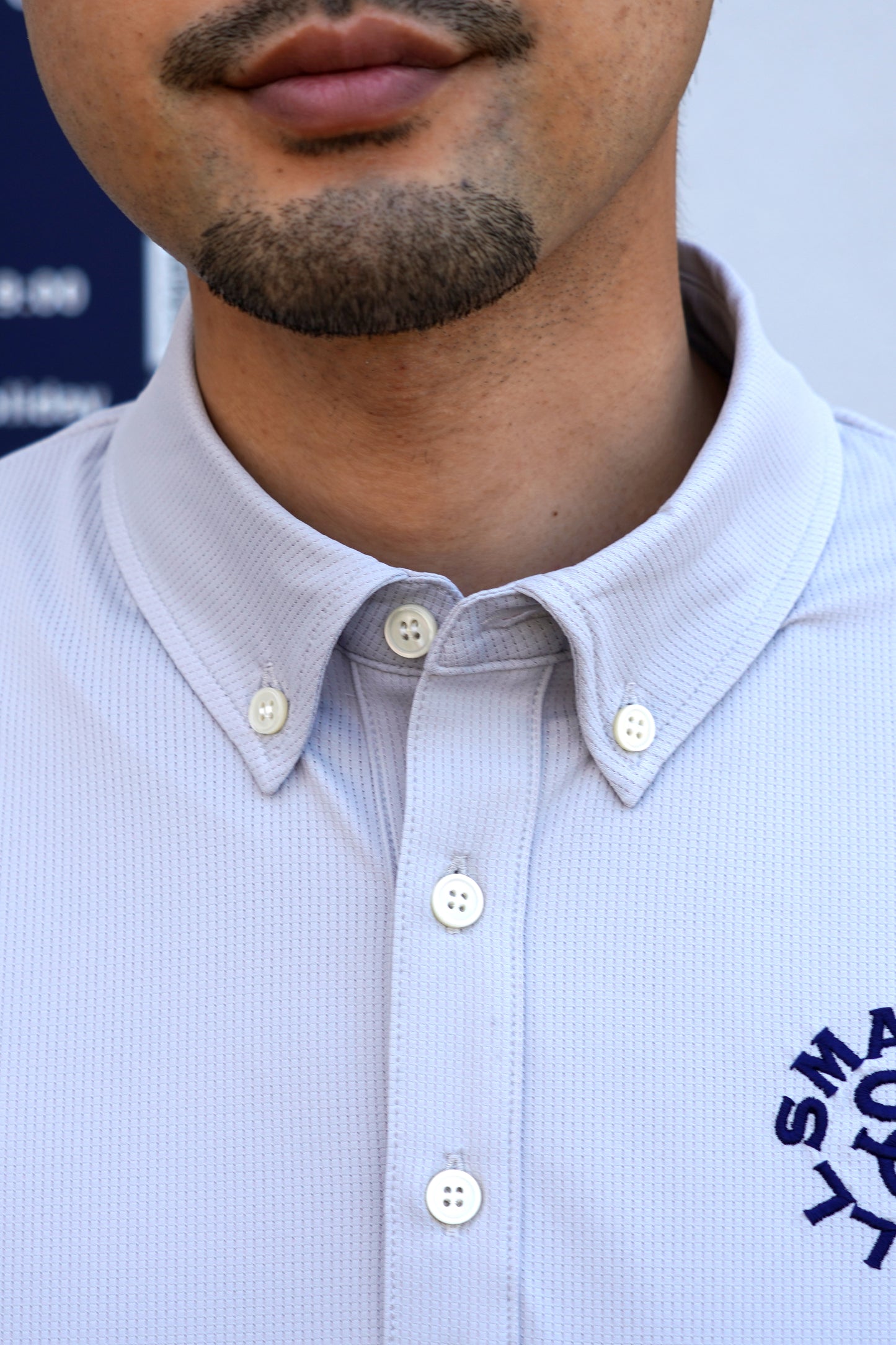 ボタンダウンタイプのポロシャツなので第一ボタンを開けてもカジュアルになりすぎないのもポイントです。