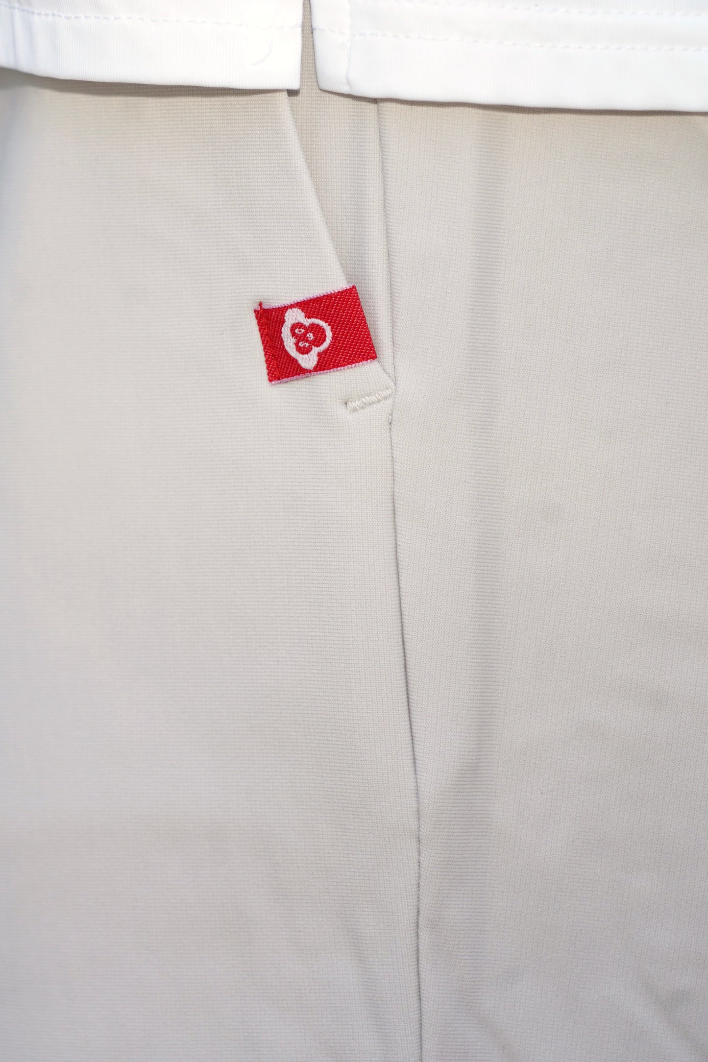 左前ポケットにはブランドキャラクターの「エテちゃん」のピスネームが施されています。