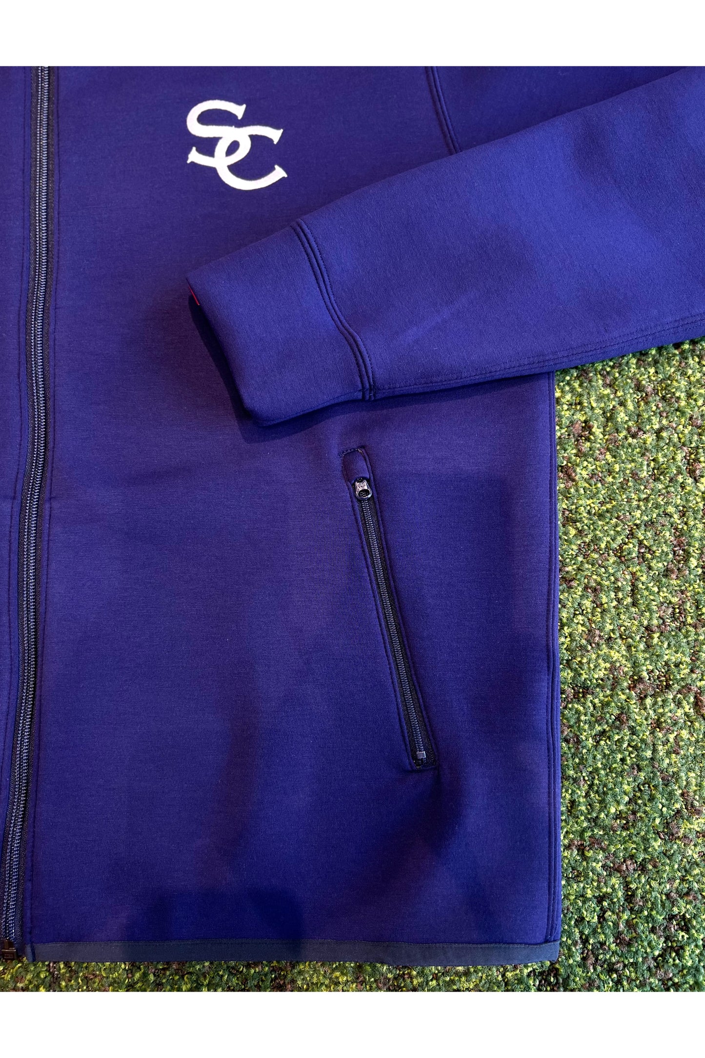 オシャレなメンズゴルフウェア  スポーティでカジュアルライクなパーカーのポケットはジッパー仕様です。