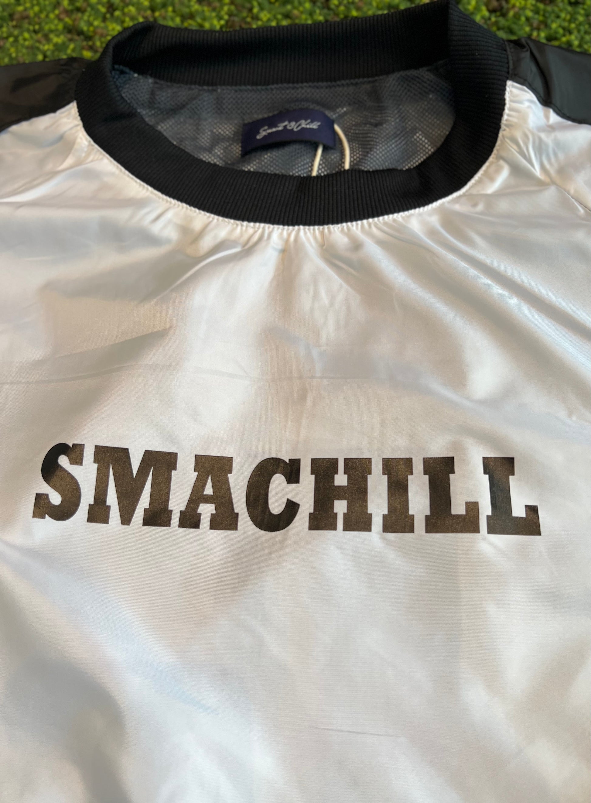 フロント部分には「SMACHILL」のロゴがプリントが施されています。