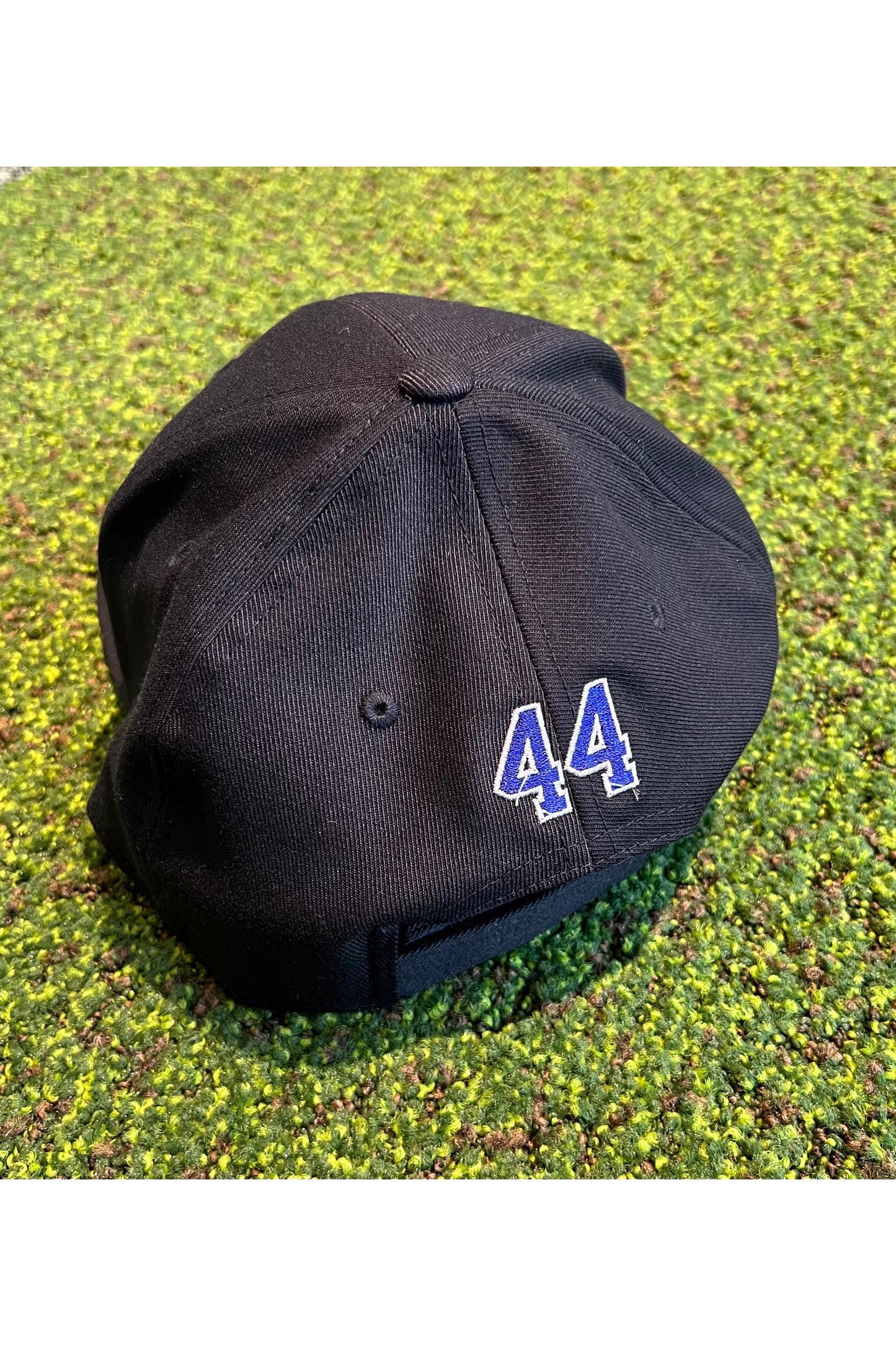 バックには「44」ナンバリング刺繍が施されたスポーティなゴルフ用キャップです。